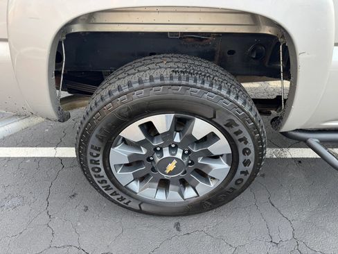 Used 2006 Chevrolet Silverado 2500 LT w/ Heavy-Duty Power Package image 13