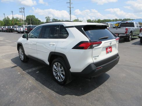 Used 2022 Toyota RAV4 XLE Premium AWD/4WD image 9