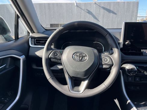 Used 2025 Toyota RAV4 XLE image 28