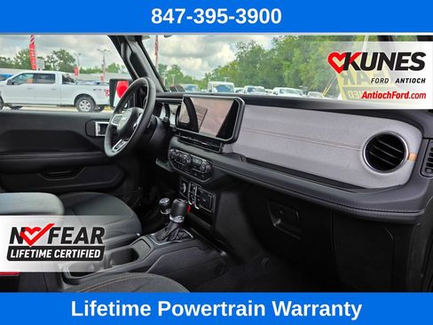 Used 2025 Jeep Wrangler Unlimited Sahara AWD/4WD image 31