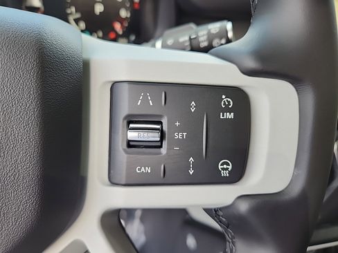 New 2024 Land Rover Defender 110 SE image 18