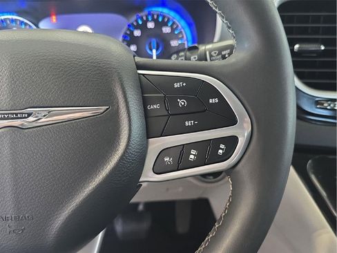 Used 2023 Chrysler Pacifica Touring-L FWD image 13