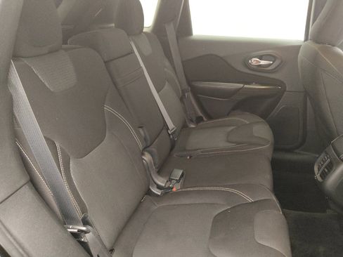 Used 2015 Jeep Cherokee Latitude w/ Comfort/Convenience Group FWD image 19