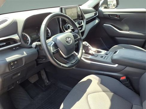 Certified 2024 Toyota Highlander LE AWD/4WD image 10