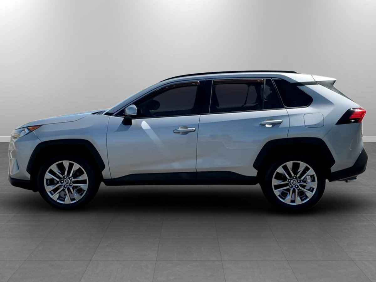 Used 2019 Toyota RAV4 XLE Premium FWD image 4
