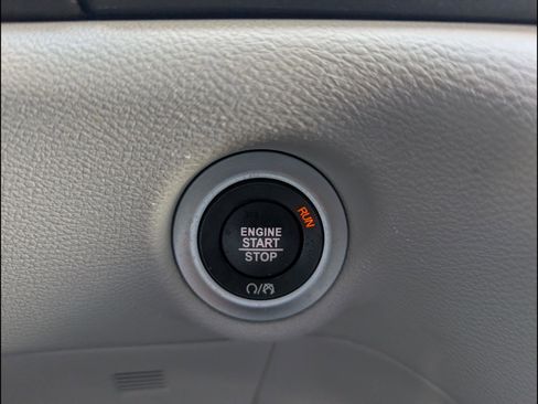 Used 2024 Chrysler Pacifica Touring-L FWD image 7