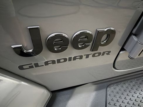 Used 2022 Jeep Gladiator Overland AWD/4WD image 9
