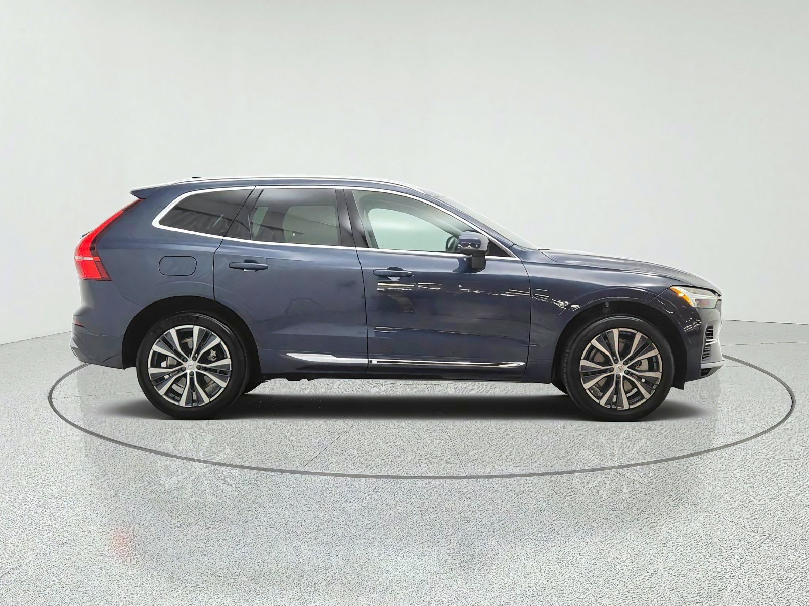 Used 2022 Volvo XC60 T8 Inscription Expression w/ Advanced Package AWD/4WD image 4