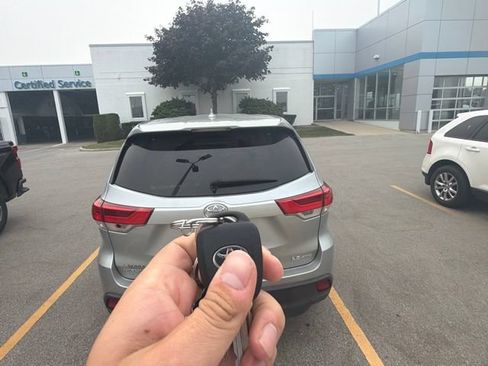 Used 2019 Toyota Highlander Plus AWD/4WD image 6