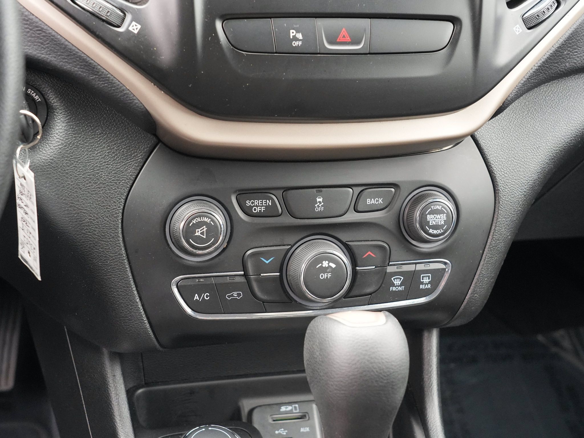 Used 2018 Jeep Cherokee Latitude w/ Safety Group AWD/4WD image 24