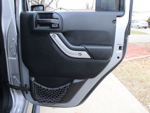 Used 2016 Jeep Wrangler Unlimited Rubicon w/ Connectivity Group image 30