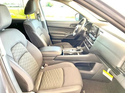 Used 2025 Nissan Pathfinder SV FWD image 27