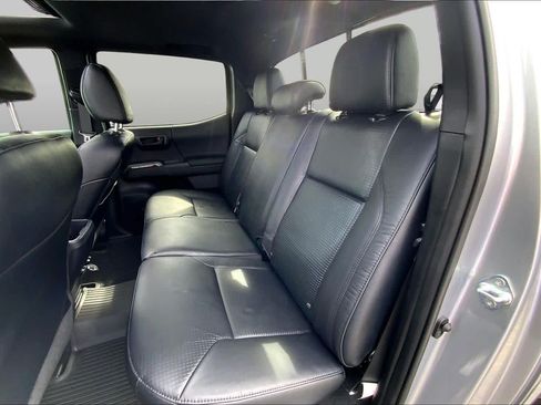 Used 2021 Toyota Tacoma TRD Sport w/ TRD Premium Sport Package AWD/4WD image 19