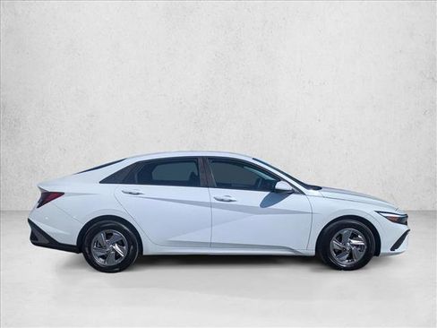 Certified 2025 Hyundai Elantra SE FWD image 4