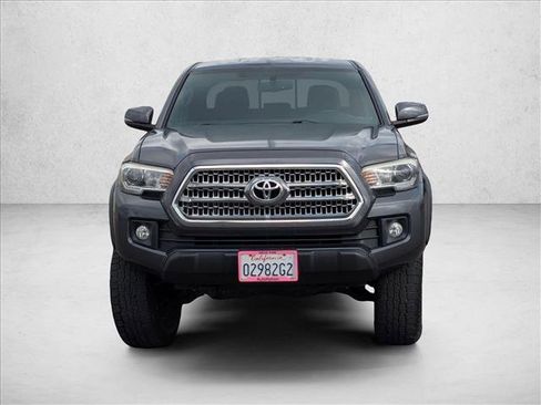 Used 2017 Toyota Tacoma TRD Off-Road image 2