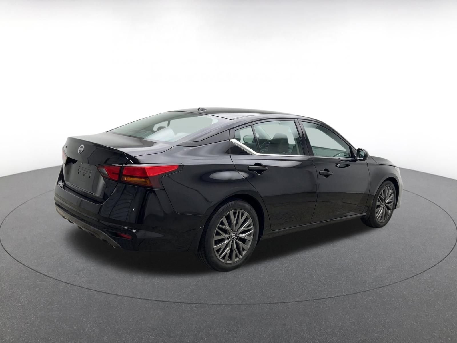 Used 2025 Nissan Altima 2.5 SV FWD image 10