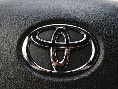 Used 2021 Toyota Venza XLE image 27