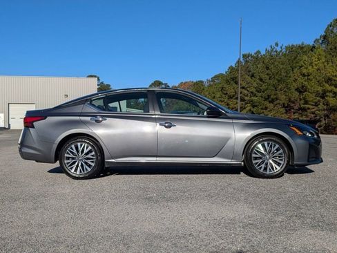 Certified 2024 Nissan Altima 2.5 SV image 3