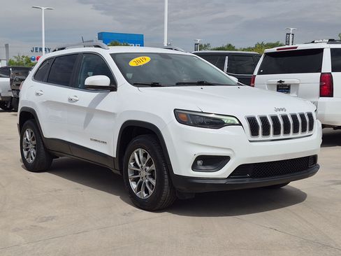 Used 2019 Jeep Cherokee Latitude Plus AWD/4WD image 7
