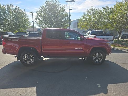 Certified 2017 Toyota Tacoma TRD Sport image 8