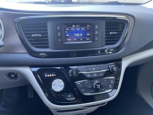 Used 2017 Chrysler Pacifica LX FWD image 22