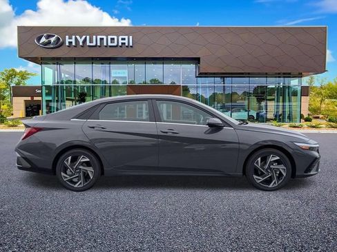 Used 2025 Hyundai Elantra Limited FWD image 5