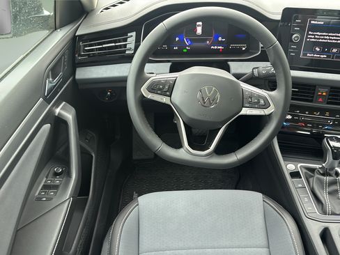 New 2026 Volkswagen Jetta SE FWD image 17