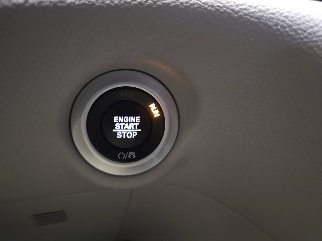 Used 2023 Chrysler Pacifica Touring-L FWD image 28