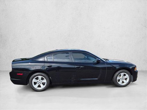 Used 2012 Dodge Charger SE RWD image 4