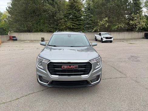 Used 2023 GMC Terrain SLE w/ Driver Convenience Package FWD image 3