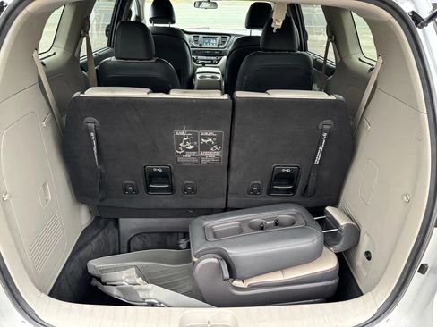 Used 2017 Kia Sedona LX w/ LX Essentials Premium Package image 14