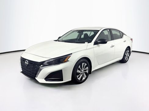 Used 2024 Nissan Altima 2.5 S FWD image 3