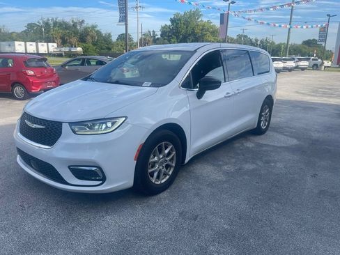 Used 2024 Chrysler Pacifica Touring FWD image 4