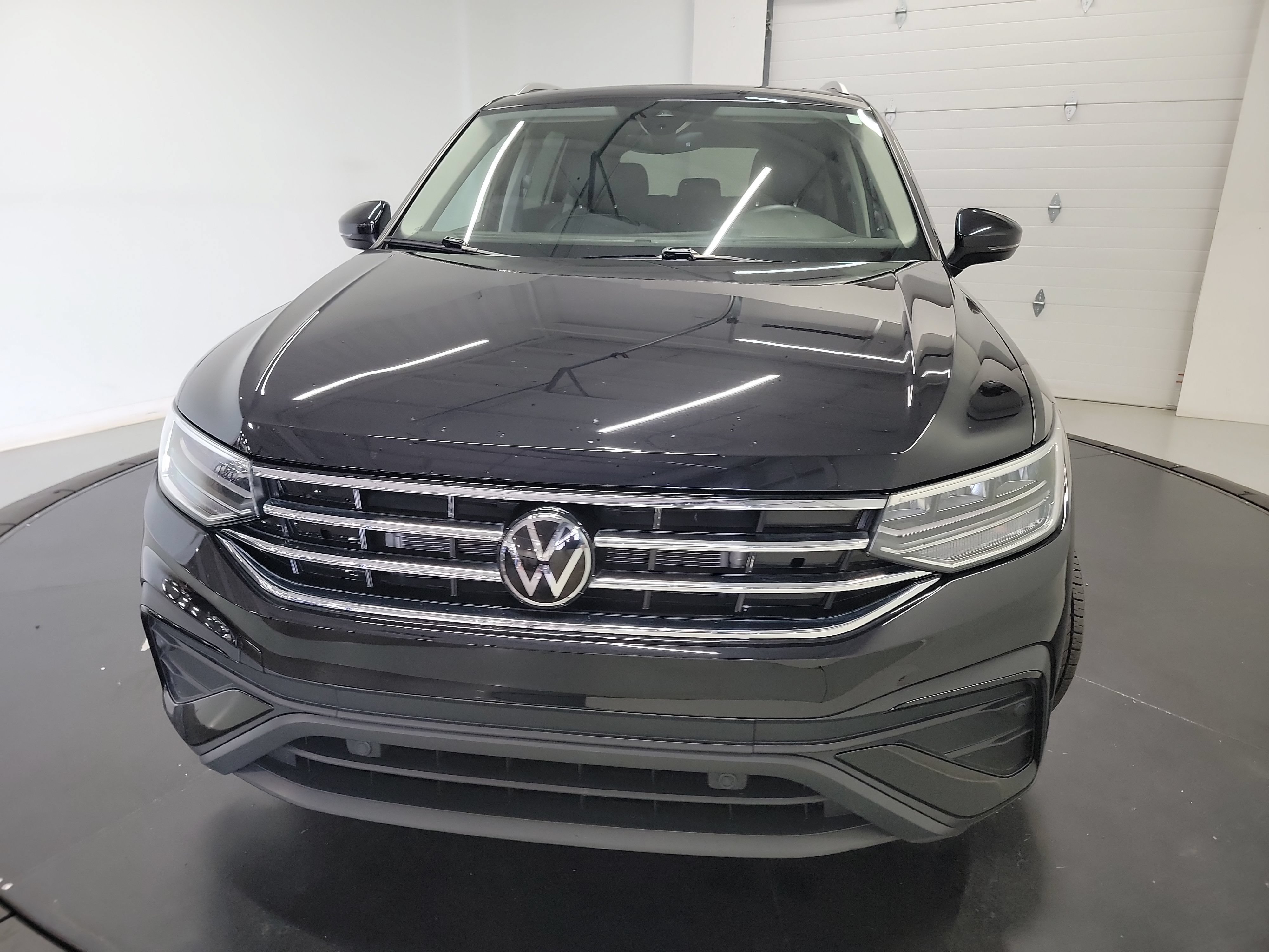 Used 2024 Volkswagen Tiguan SE AWD/4WD image 2