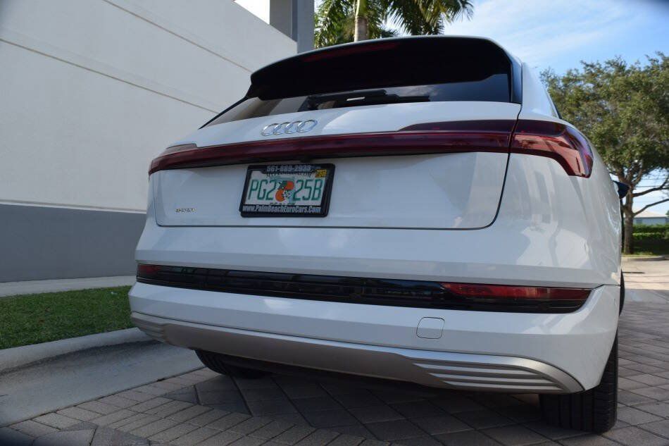 Used 2019 Audi e-tron Prestige w/ Prestige Package AWD/4WD image 17