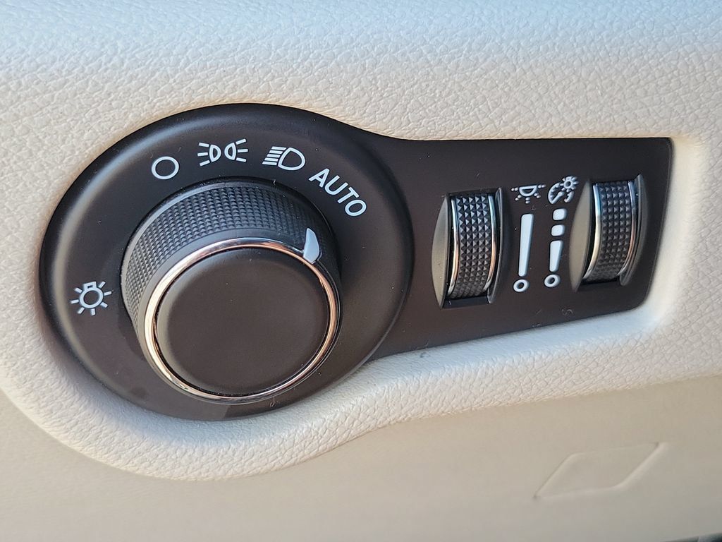 Used 2024 Chrysler Voyager LX FWD image 16