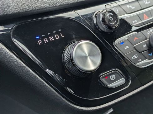 Used 2025 Chrysler Pacifica Select image 17