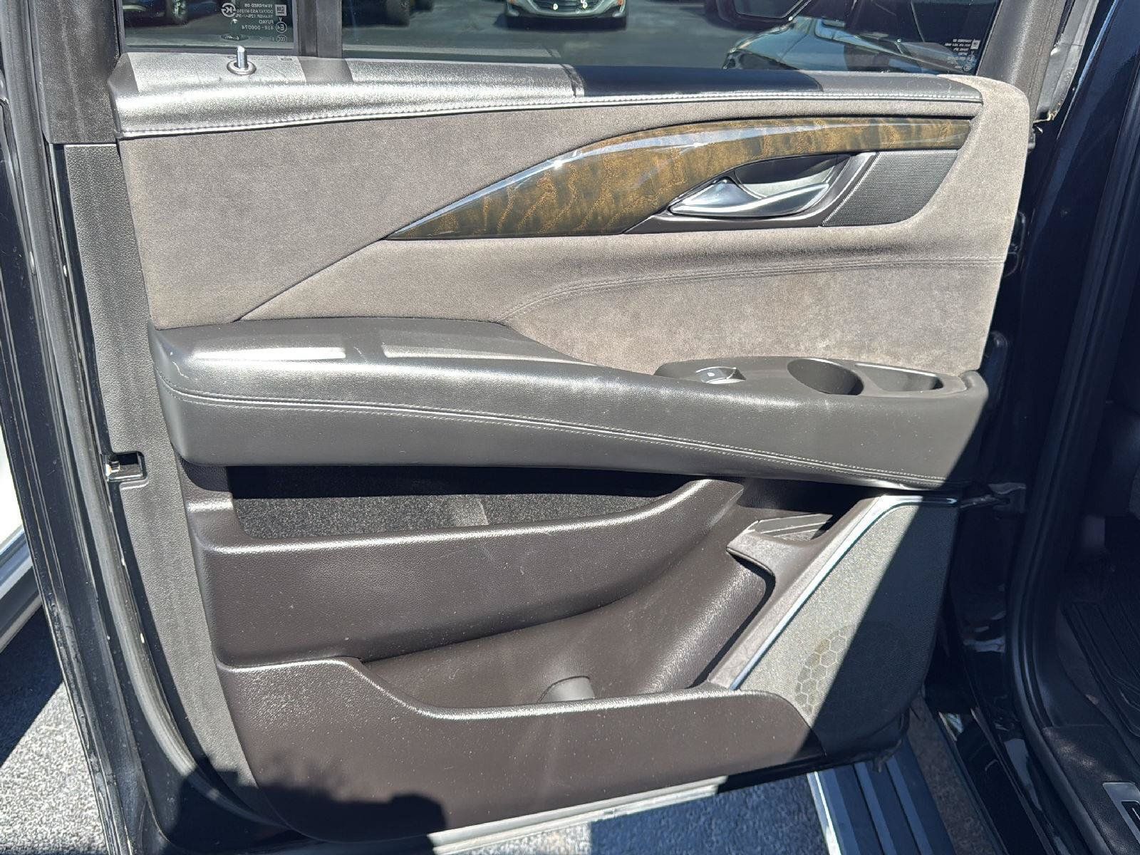 Used 2017 Cadillac Escalade ESV Platinum AWD/4WD image 24