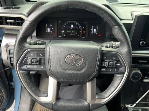 Used 2025 Toyota 4Runner SR5 AWD/4WD image 9