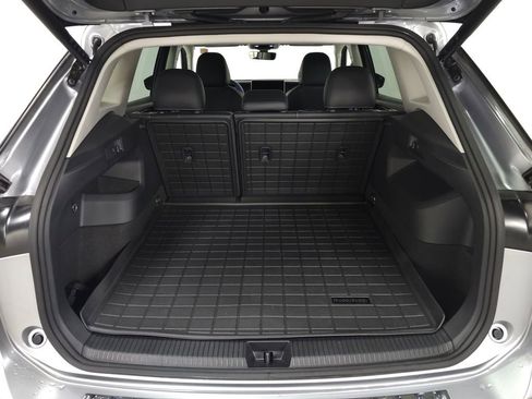 Used 2025 Volkswagen Tiguan SE AWD/4WD image 9