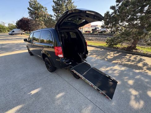 Used 2019 Dodge Grand Caravan GT FWD image 3