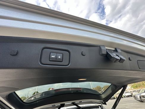 Used 2024 Nissan Pathfinder SL w/ Lighting Package (N92) image 15