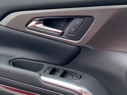 New 2025 Chevrolet Traverse LT w/ Driver Confidence Package image 13