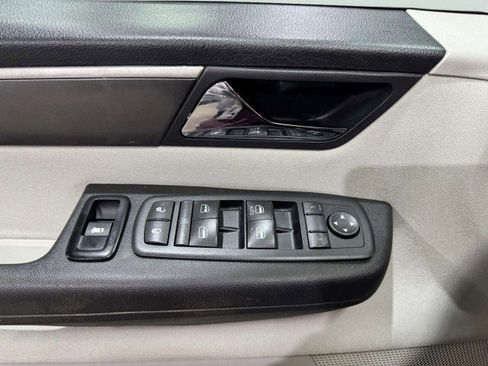 Used 2012 Volkswagen Routan S image 20