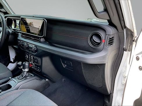 Certified 2025 Jeep Wrangler Unlimited Rubicon w/ Convenience Group AWD/4WD image 16