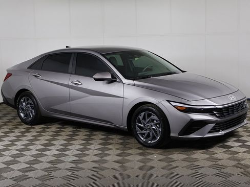 Used 2024 Hyundai Elantra SEL image 2