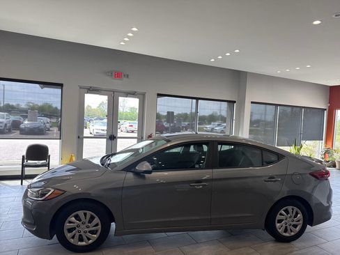 Used 2018 Hyundai Elantra SE image 9