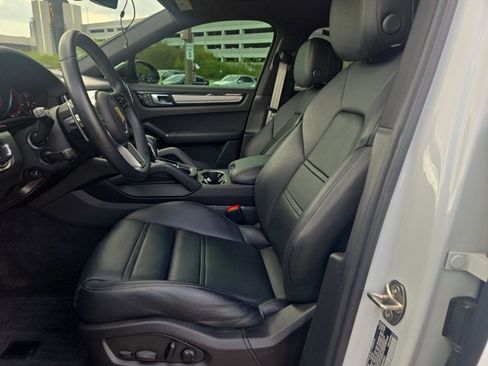 Used 2023 Porsche Cayenne Platinum Edition image 16