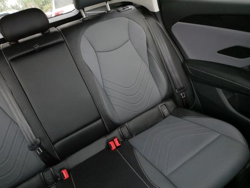 Used 2025 Volkswagen Tiguan SE AWD/4WD image 14