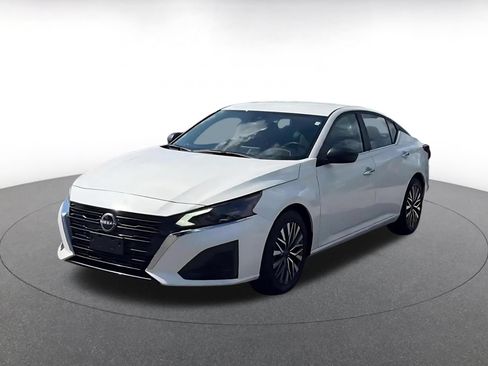 Used 2025 Nissan Altima 2.5 SV FWD image 7